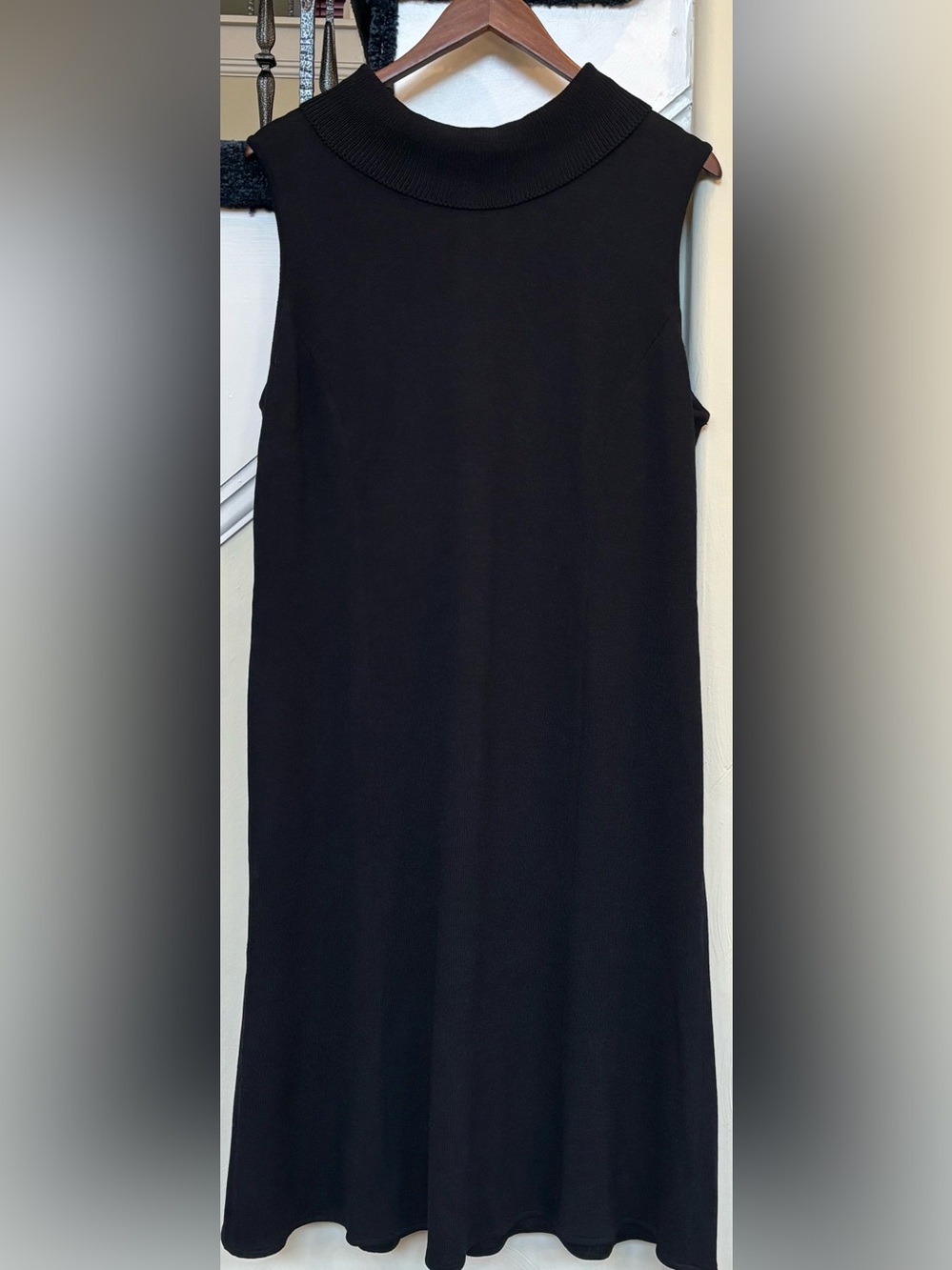 St. John Black Sleeveless Knit Dress – Very Good Condition
